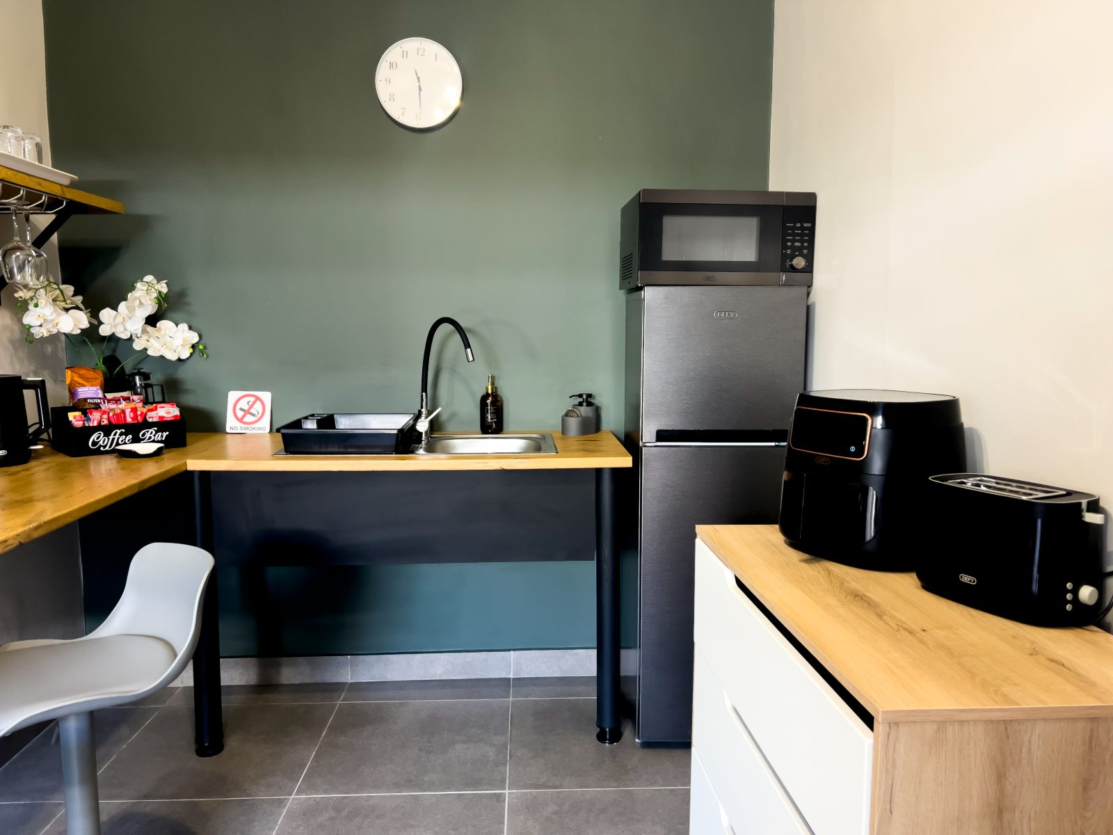 Kitchen with fridge, microwave and airfryer