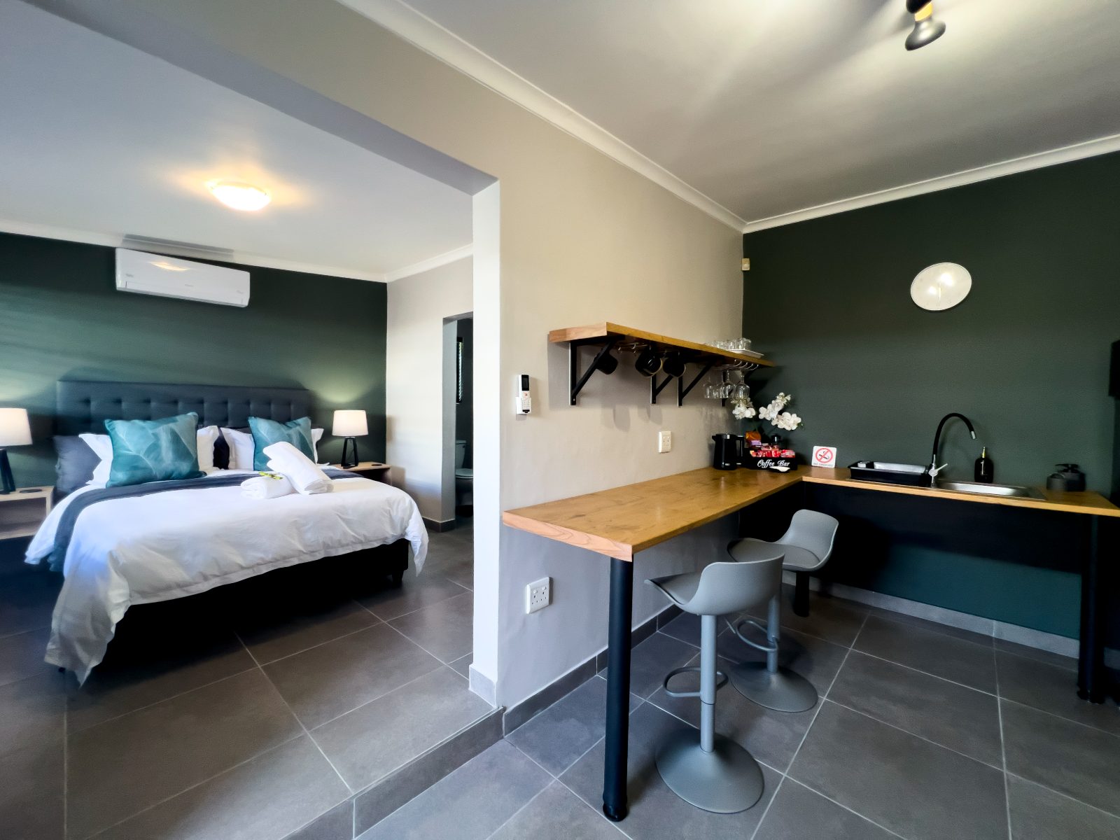 Open-plan bedroom, breakfast bar and kitchen