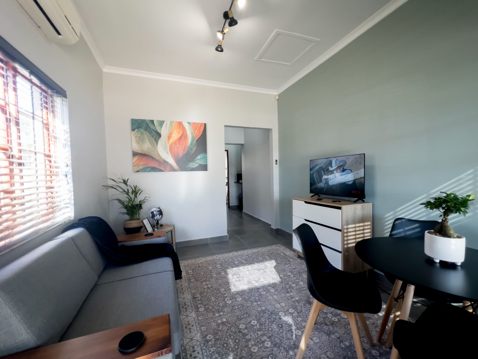 Lounge with 32-inch HDTV and feature artwork